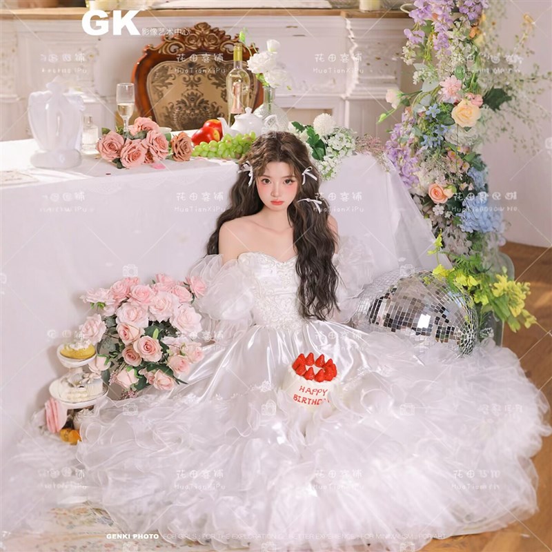 新款影楼港风少女拍照法式复古风白色婚纱照生日写真艺术照摄影服