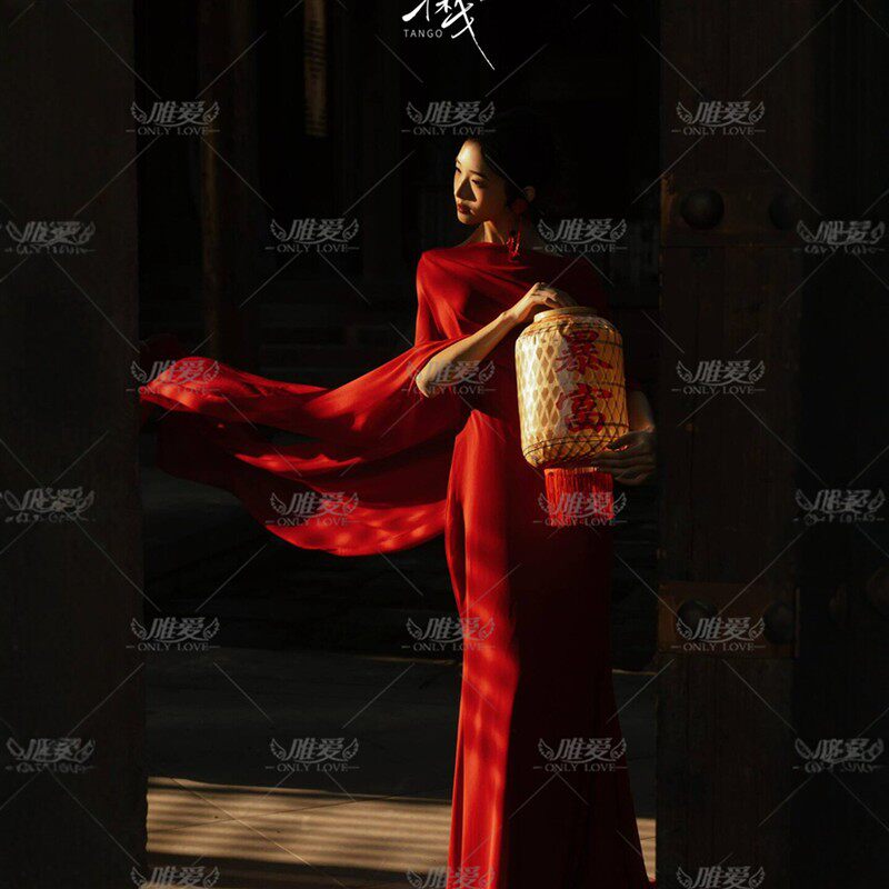 2026新款影楼主题国风东方美学园林风新中式时尚写真摄影红色礼服