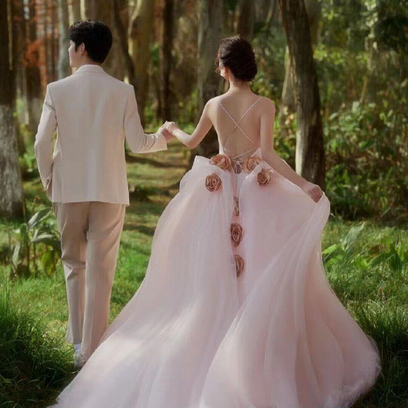 新款照相馆森系主题拍照服装外景旅拍草坪婚纱吊带浪漫粉色彩纱礼