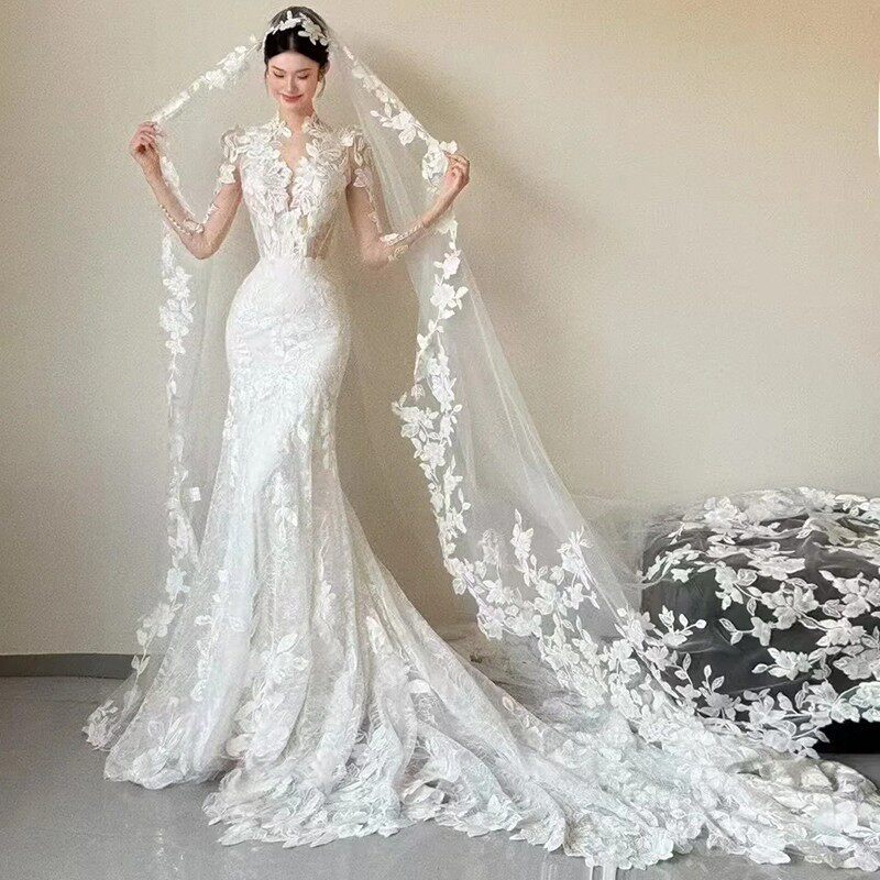 新款影楼主题法式白色蕾丝鱼尾高级感旅拍极简婚纱照摄影拖尾礼服