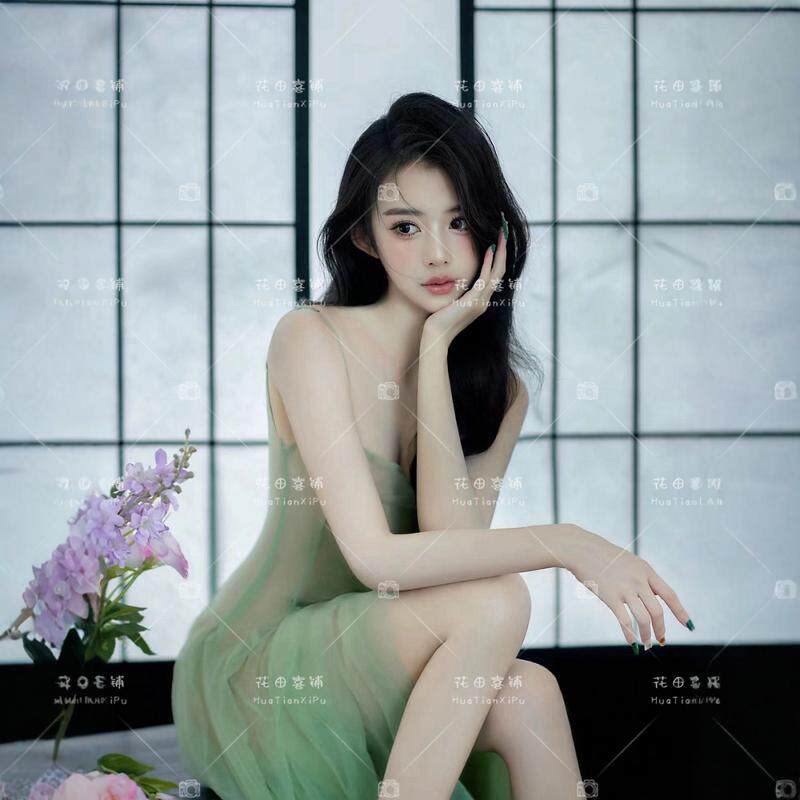 2025新款影楼新中式清冷感写真室内复古东方韵味绿色连衣裙艺术照图片