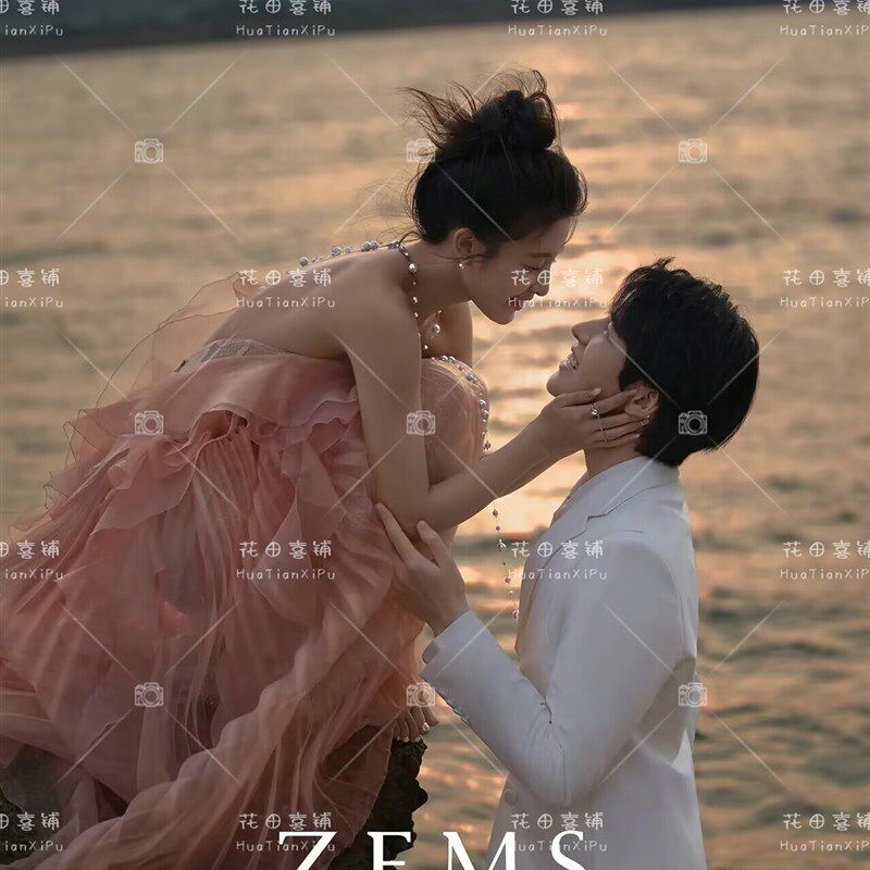 照相馆新款个性露背粉色纱裙时尚情侣外景海边艺术照婚纱摄影礼服