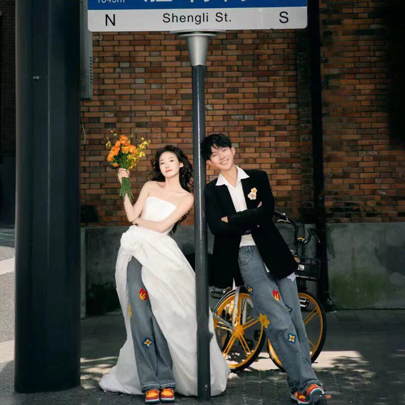 照相馆情侣写真主题展会新款怀旧复古港风街拍旅拍婚纱外景摄影服