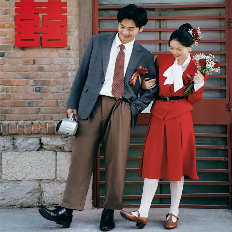 80年代父母辈复古风主题婚纱影楼服装小西服情侣外景怀旧红色礼服