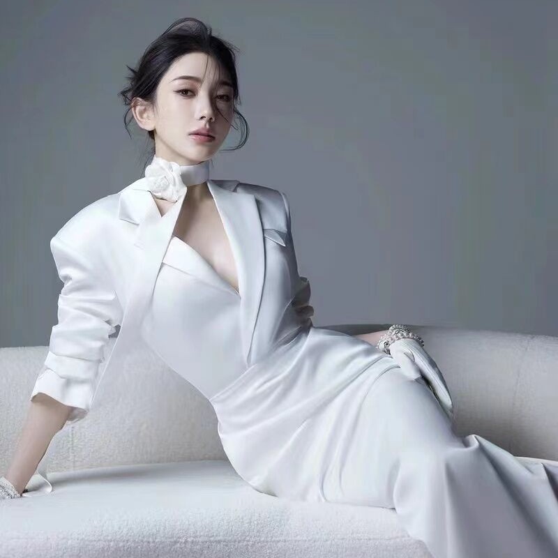 影楼拍照主题服装杂志封面系脖花朵飘带白色西装鱼尾礼服干练套装