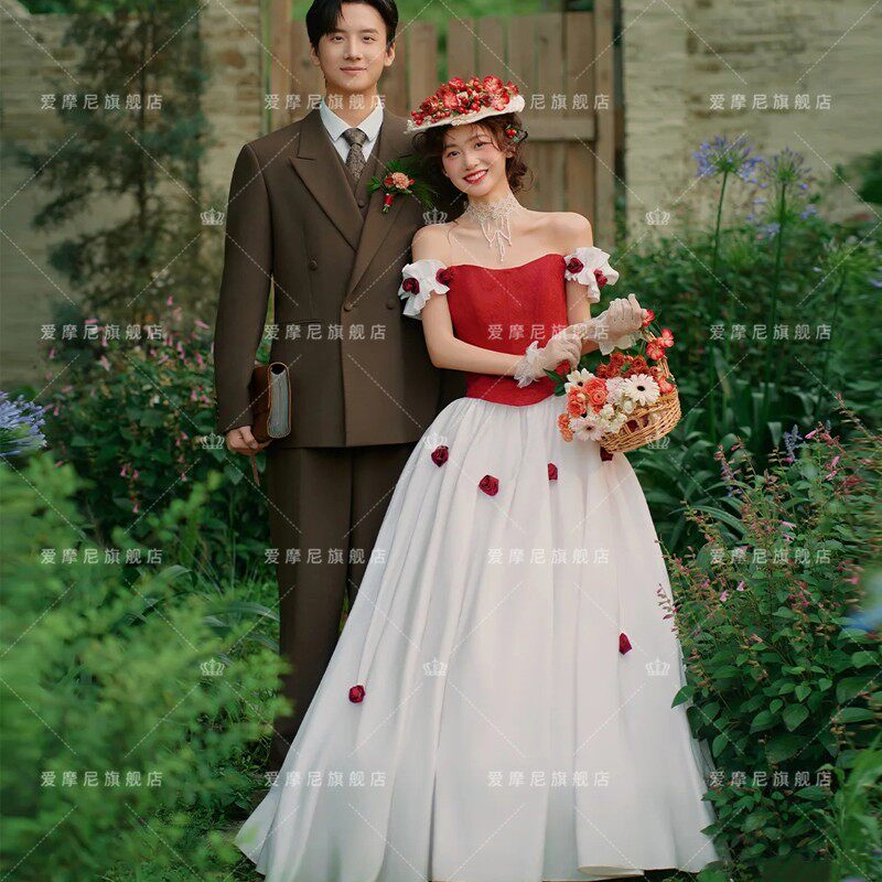 影楼新款婚纱礼服小众红色敬酒服新娘晨袍法式复古一字肩旅拍服装