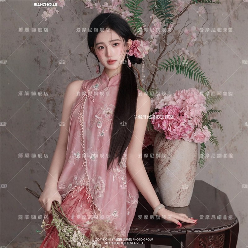 2026新款影楼新中式高级感粉色国风旗袍气质肖像写真艺术照服装