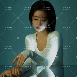 影 影楼清冷感极简光影少女肖像写真氛围感白色毛衣拍照艺术照服装