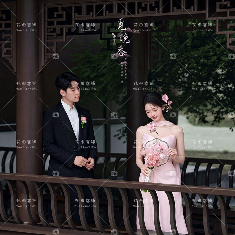 影楼园林婚纱照东方韵味温婉国风摄影中式晨袍粉色鱼尾彩纱礼服图片