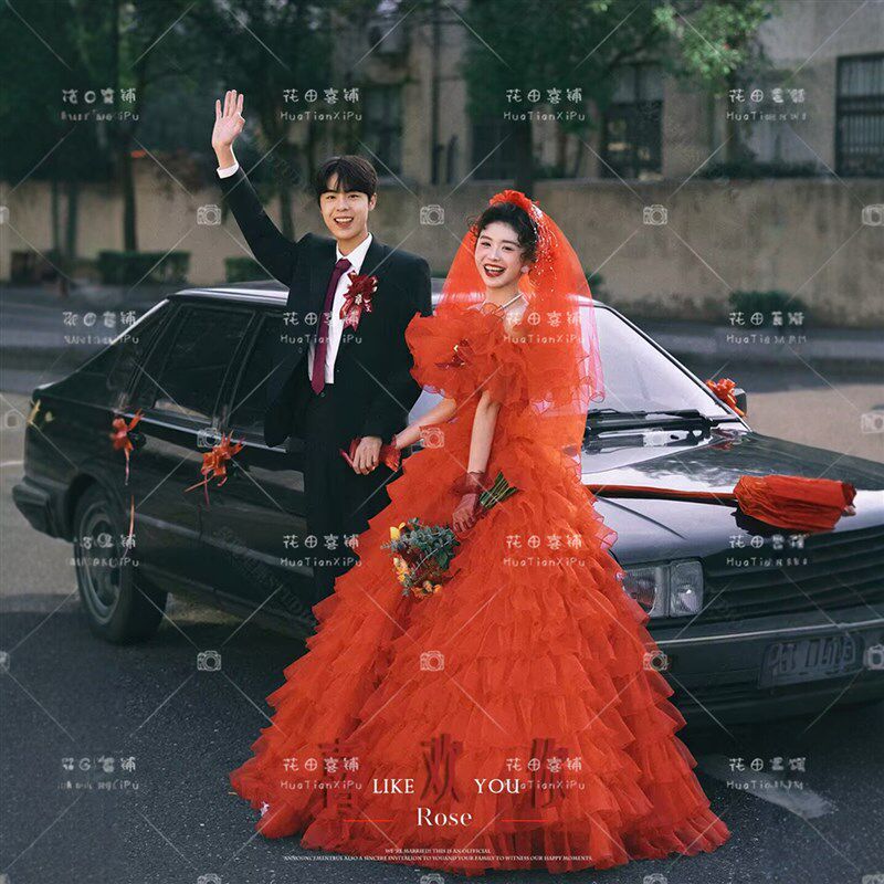 影楼新款年代感轻复古风喜嫁喜庆幸福感港风婚纱照红色蓬蓬裙礼服