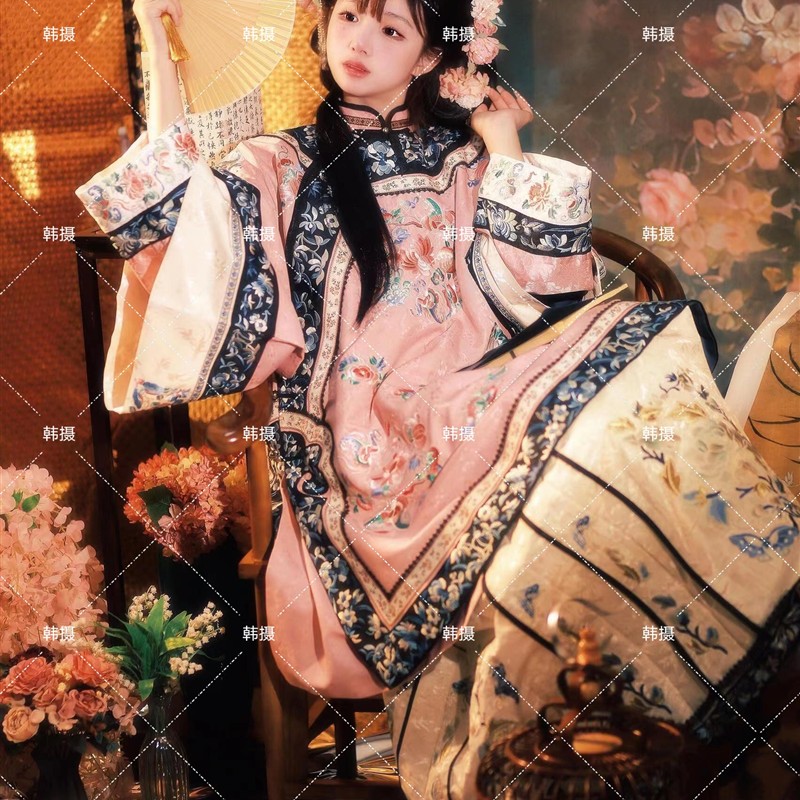 留洋大小姐和清汉服女新中式写真汉服格格宫廷风外景旅拍摄影服饰