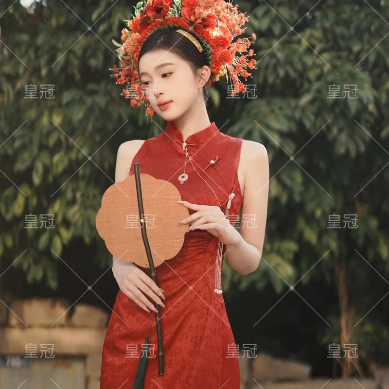 女簪花新款写真主题红色旗袍个性复古民族风外景旅拍艺术照摄影服