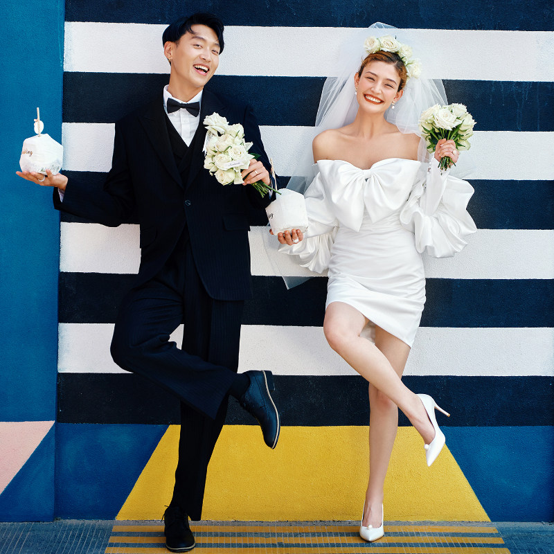 新款照相馆主题服装旅拍婚纱摄影情侣写真街拍蝴蝶结白短裙拍照礼