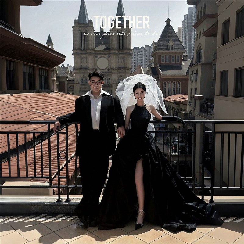 照相馆拍照主题服装外景街拍写真情侣旅拍挂颈露腿缎面黑色婚纱礼