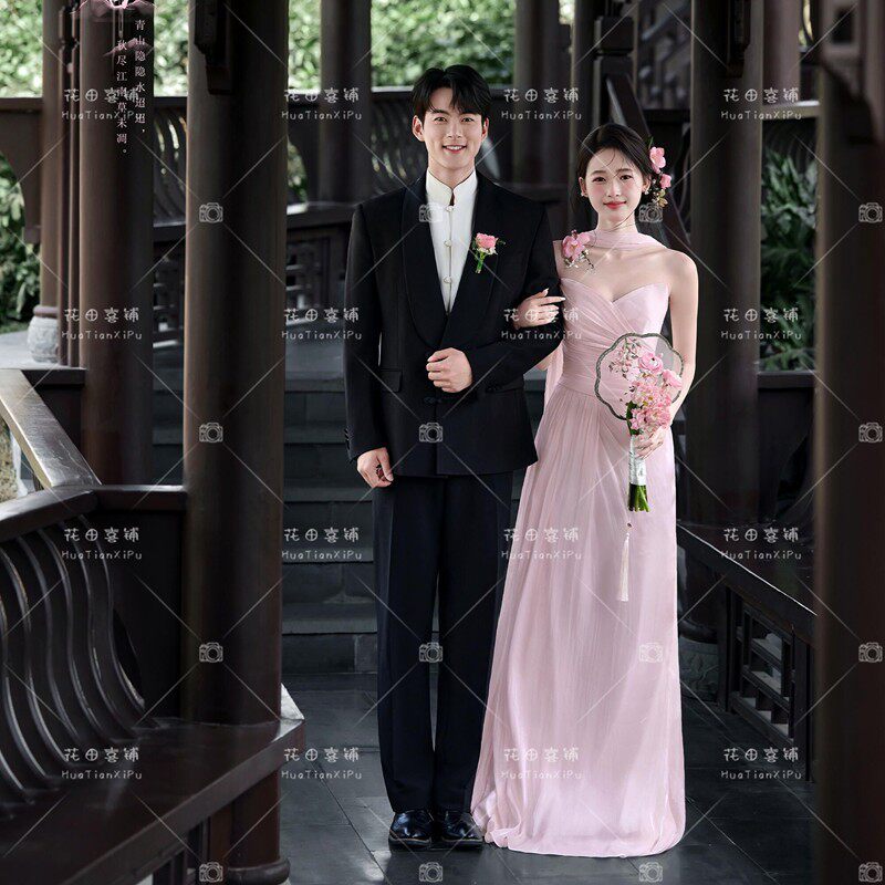 影楼园林婚纱照东方韵味温婉国风摄影中式晨袍粉色鱼尾彩纱礼服图片