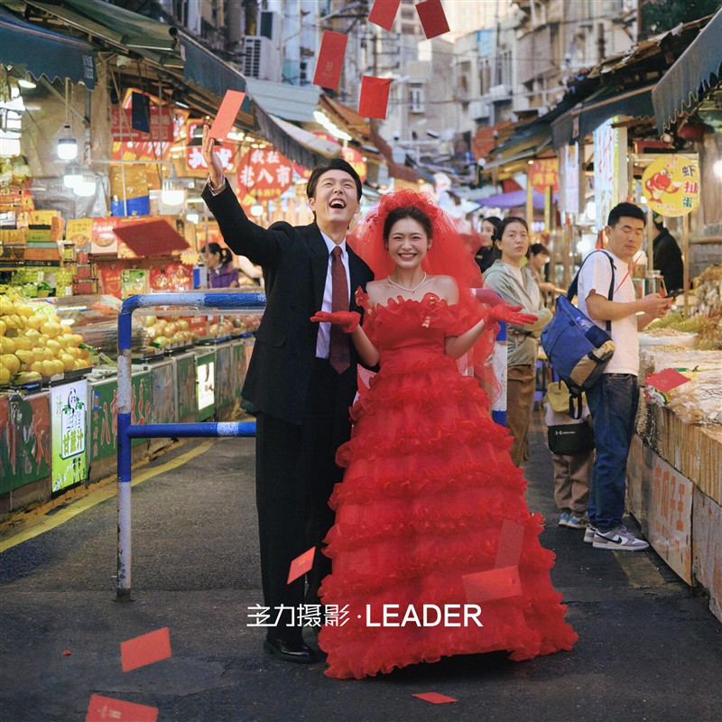 照相馆新款年代感复古风喜嫁喜庆幸福感婚纱照红色一字肩经典礼服