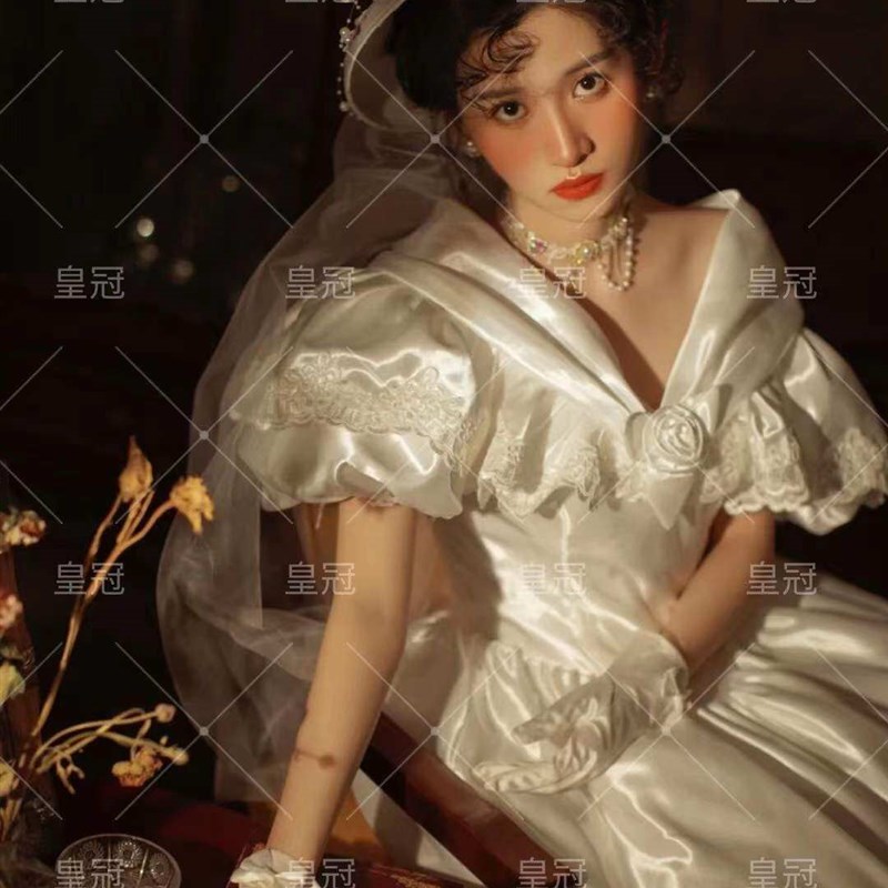 新款复古港风宫廷礼服白色少女法式缎面婚纱照相馆主题拍照写真服