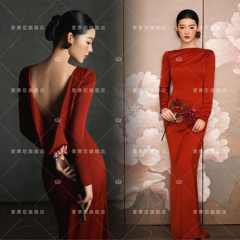 2025影楼情侣新款新中式婚纱照园林风红色礼服小众新娘晨袍敬酒服