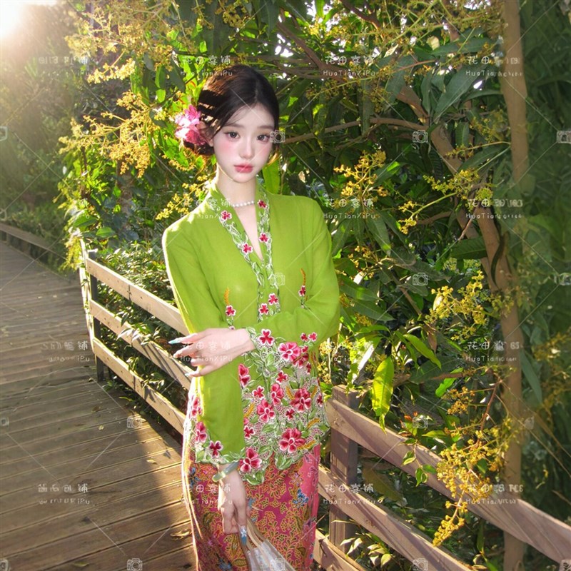 新款小娘惹簪花旅拍服西双版纳少数民族刺绣服装小清新写真摄影服