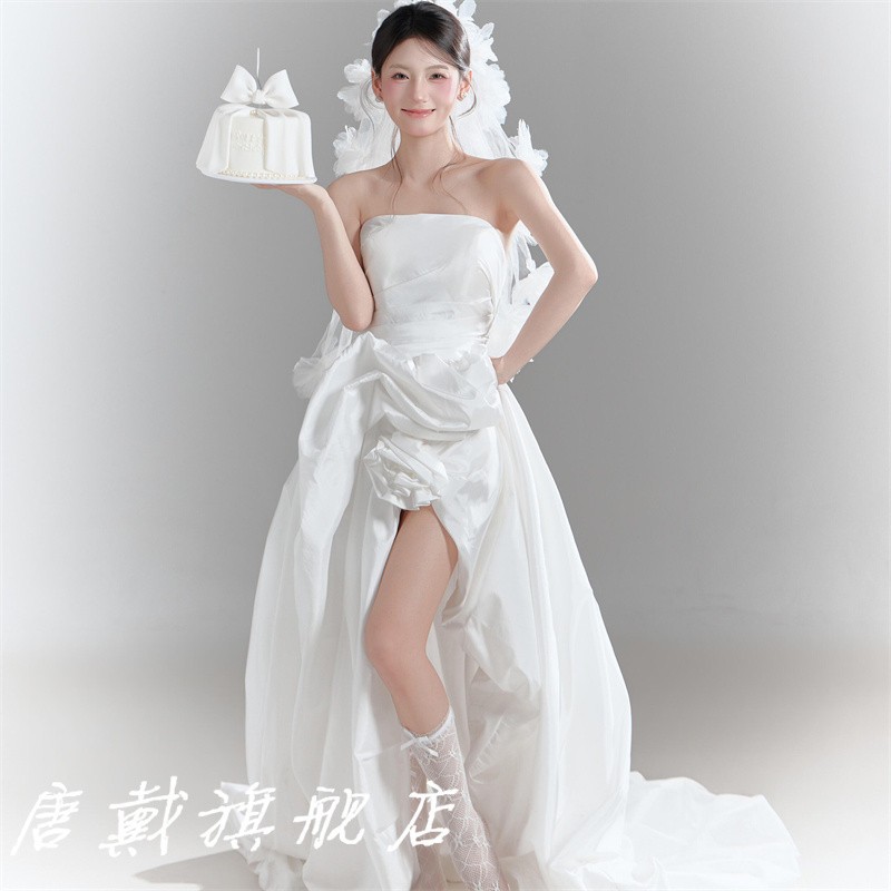 影楼新款拍照旅拍主题时尚服装摄影婚纱外景前短后长抹胸拖尾礼服