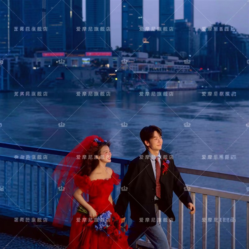 2025新款影楼情侣红色喜嫁风氛围感婚纱复古港风旅拍主题婚纱礼服