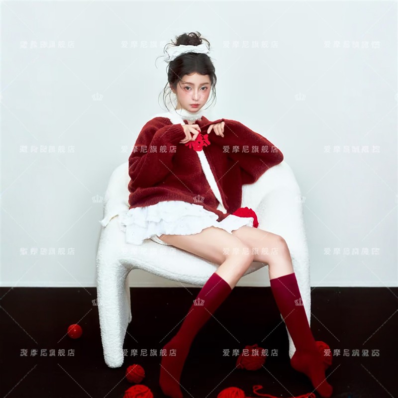 2025影楼新款红色毛衣新年圣诞节主题高级感韩杂少女写真摄影服装