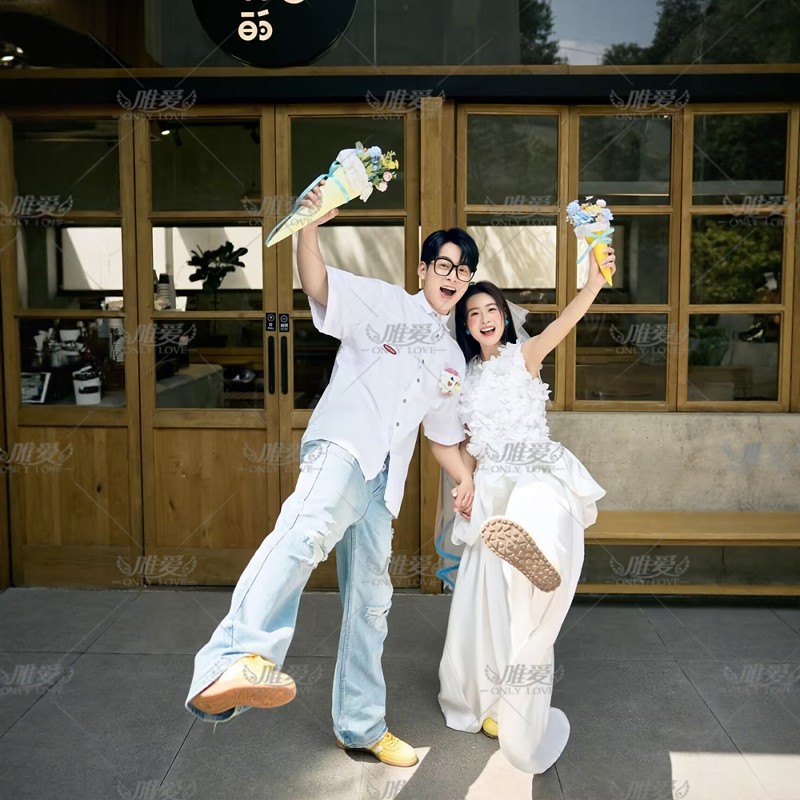 照相馆主题新款韩式简约小众白色小清新情侣婚纱照摄影登记领证礼