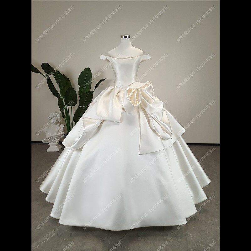 影楼室内光影轻奢主题服装极简婚纱摄影简约拍照缎面一字肩蓬蓬裙