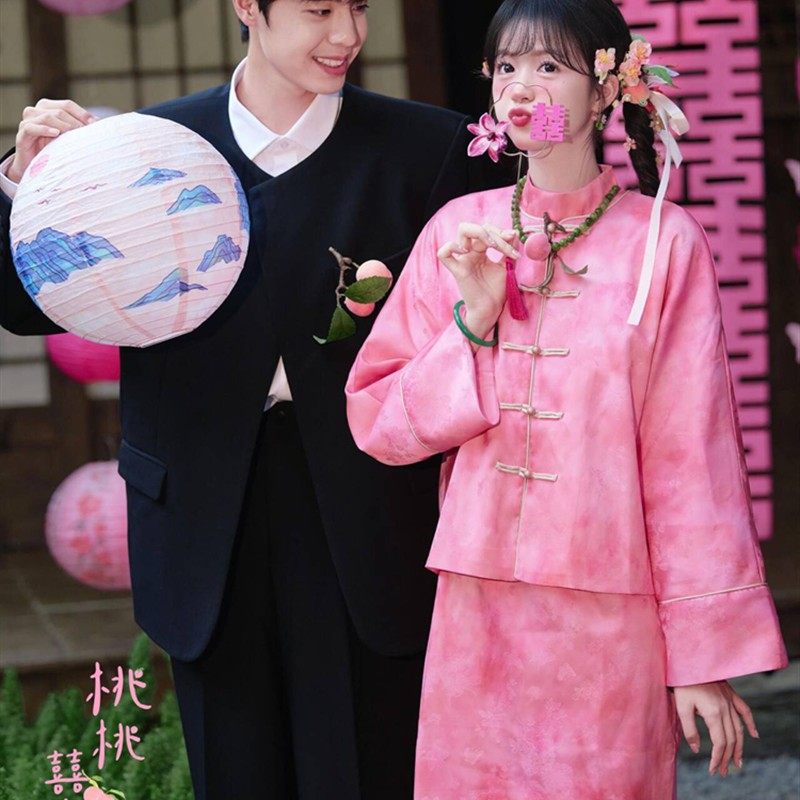 新款影楼主题新中式粉色喜嫁风晨袍国风超甜旗袍婚纱拍照摄影礼服,模玩/动漫/周边/娃圈三坑/桌游,cos摄影/后期/化妆,淘宝优惠券,粉丝福利购,淘宝优惠卷