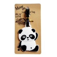 Медведь, царапающий багажную бирку