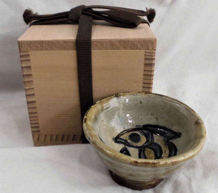 日本人间国宝 金城次郎 琉球陶器 海老鱼纹品杯 高4.2 口7.2