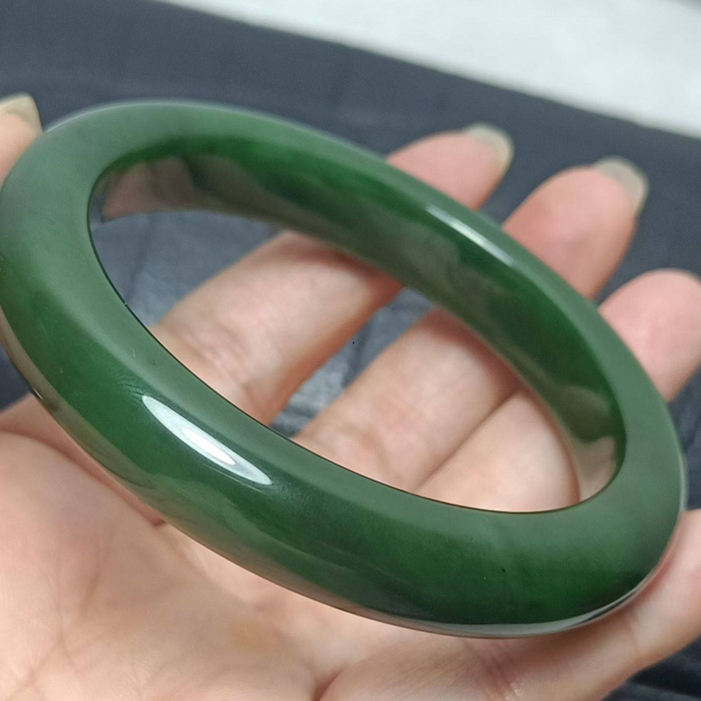 店主强烈推荐和田碧玉菠菜绿玉镯色泽浓艳密度高油润细腻天然黑点