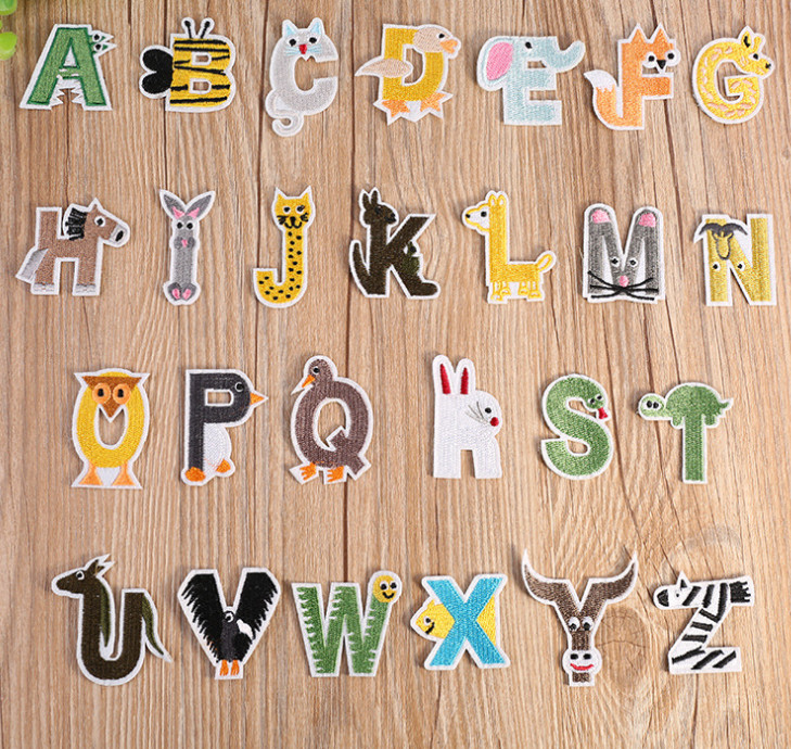 布艺刺绣可爱动物卡通26个英文拼音字母安全胸针名字标记别针胸花