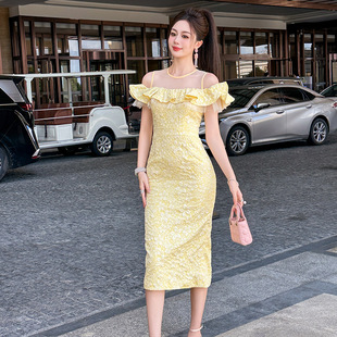 2025新款收腰连衣裙今年性感露肩荷叶边法式夏装收腰修身女装潮流