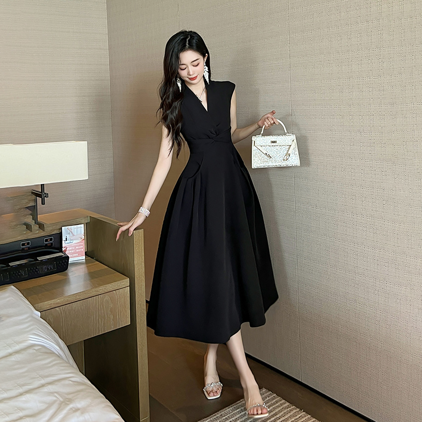 2025新款法式收腰连衣裙赫本风黑色长裙无袖显瘦高腰设计感小众裙