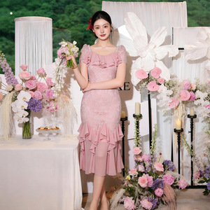 2026新款粉色甜美荷叶边蕾丝新娘伴娘优雅连衣裙方领鱼尾裙女裙装
