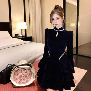 2026新款春装气质镶钻立领蓬蓬荷叶边丝绒收腰名媛连衣裙高雅绽放