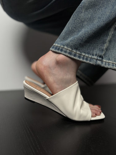 Fermina坡跟休闲增高拖鞋