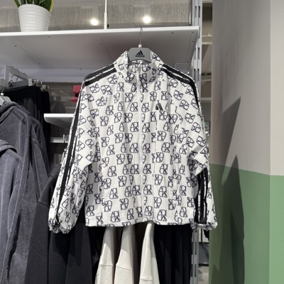 Adidas阿迪达斯女子25春新款梭织满印复古立领防风夹克外套JY7702