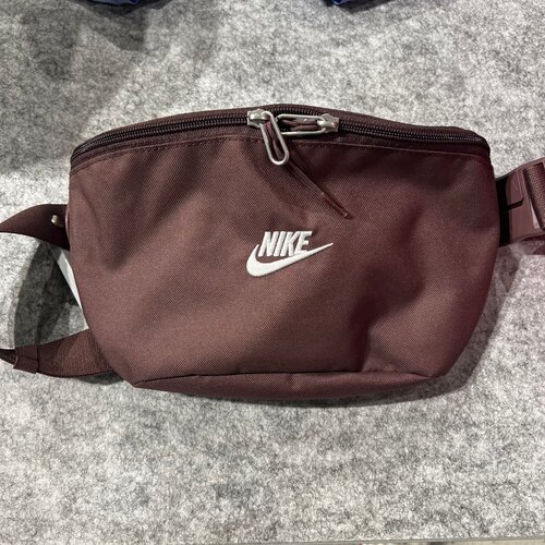 NIKE耐克2026秋季新款男包运动包便携腰包百搭日常背包IB4371-502