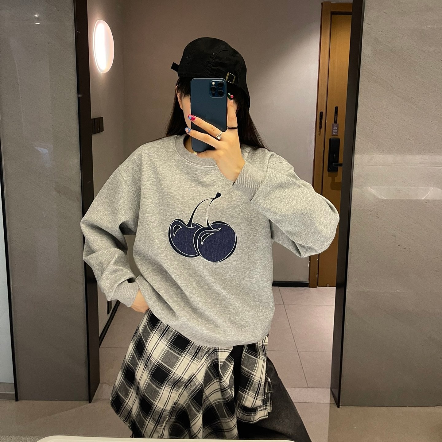 牛仔贴布重工秋季新款圆领套头卫衣女休闲百搭宽松显瘦减龄上衣潮