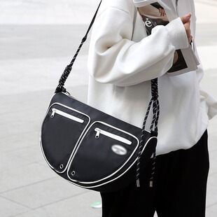大容量斜挎包女生高级感小众饺子包工装潮牌单肩包多口袋机车包包