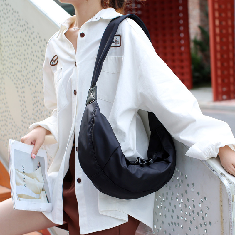 2026新潮款大容量斜挎包休闲牛津布简约女包简约时尚单肩包新月包