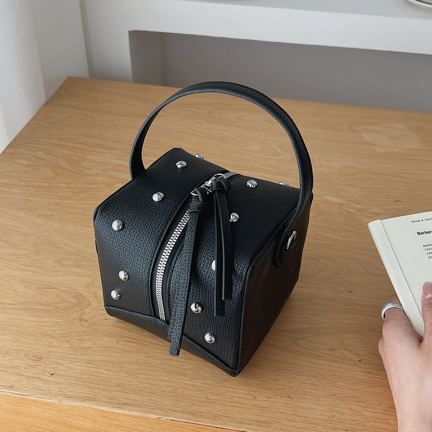 欧美时尚铆钉迷你水桶包手拎包女手提包2026新款单肩斜挎包小包包