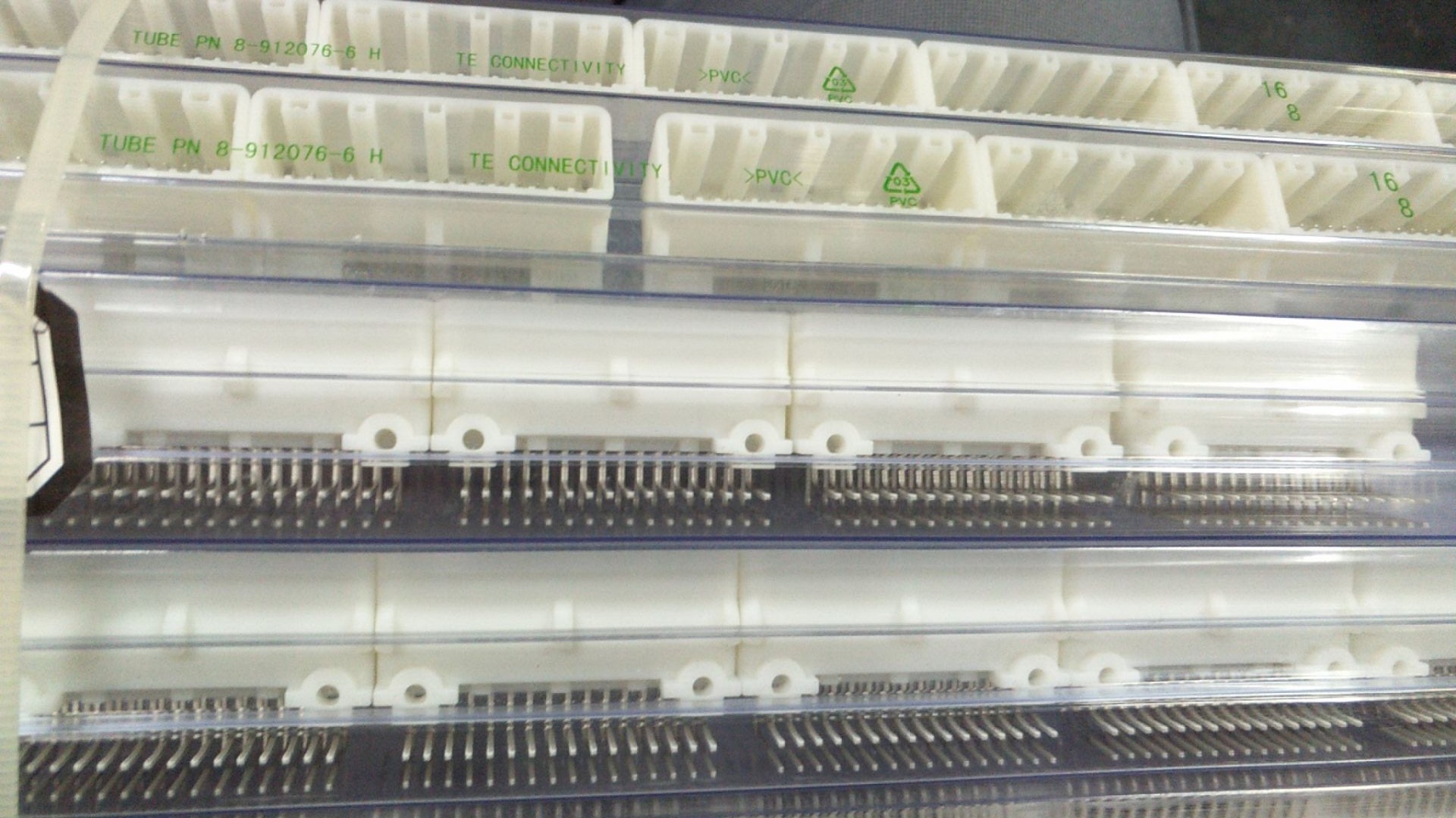 一个起售 TE/泰科1318745-2汽车端子连接器32Pin 2.2mm  双排针座