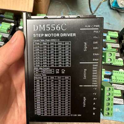 DM556C步进电机驱动器，外观成色如图，实物拍摄。电压DC