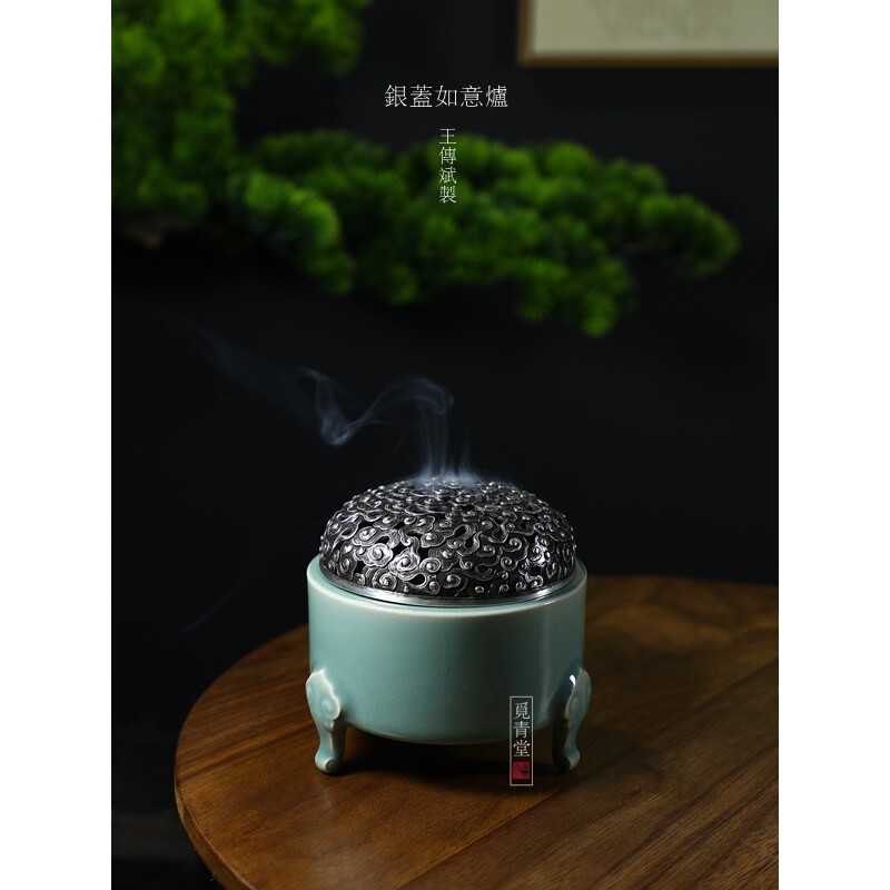 王传斌龙泉青瓷大师纯手工三足炉中式复古香炉高端带盖焚香炉摆件