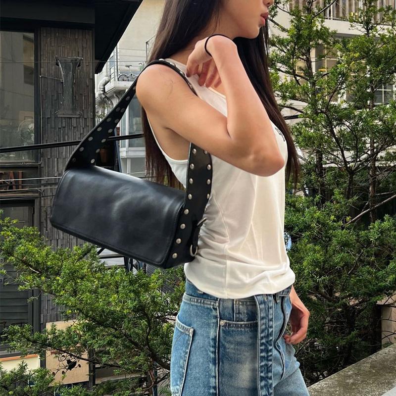 铆钉包包2025新款韩国ins小众个性复古单肩斜挎腋下包黑色通勤包