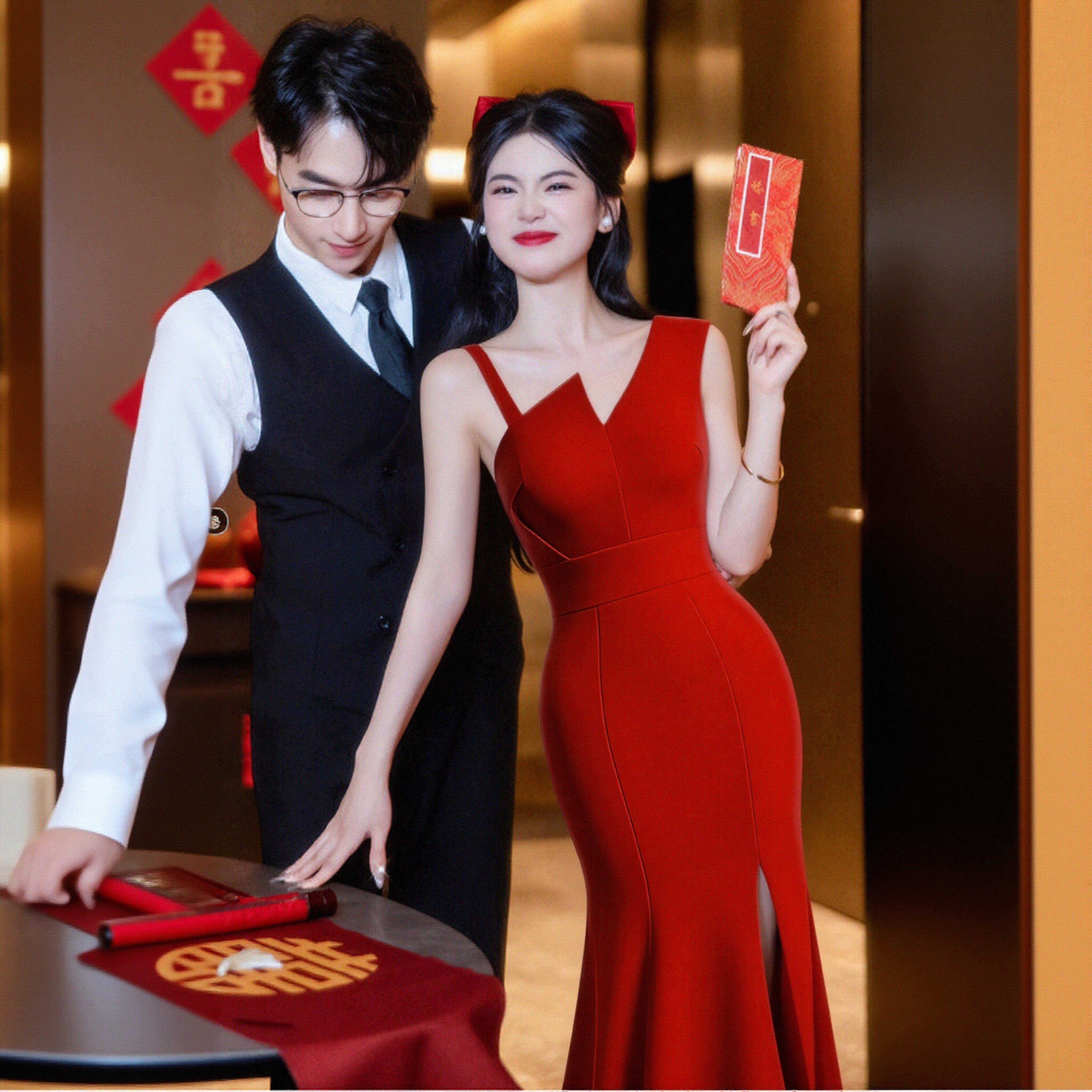 轻奢名媛风吊带开叉包臀晚礼服图片