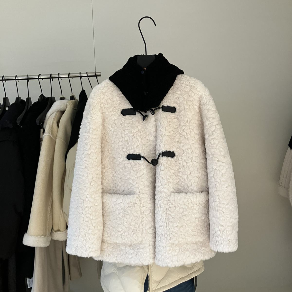 玥儿别致一手长毛毛外套保暖显瘦短外套(配帽子)EP0093003